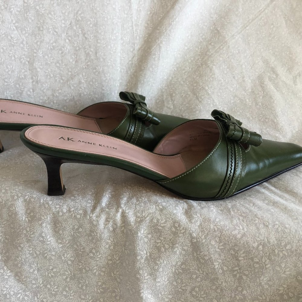 Anne Klein Dark Green Kitten Heels Size 8.5